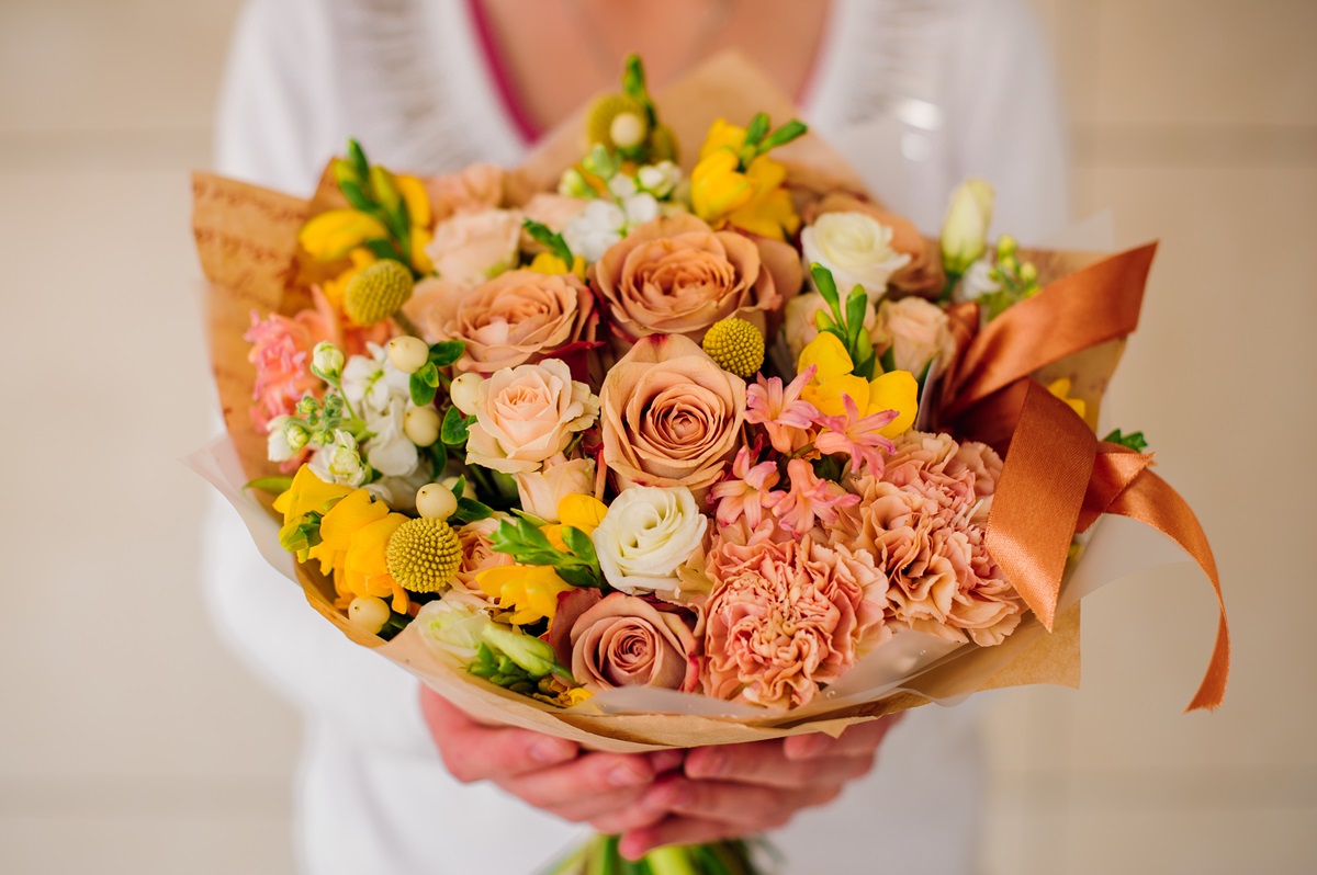 Beautiful,Bouquet,Of,Yellow,Flowers,In,Hands,The,Girl